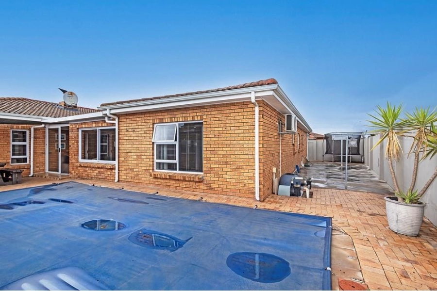 5 Bedroom Property for Sale in Sonkring Western Cape